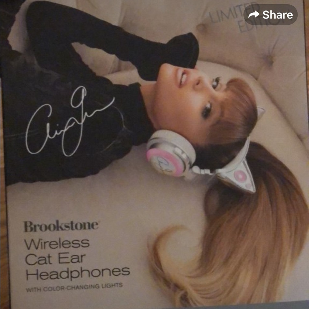 Ariana Grande headphones